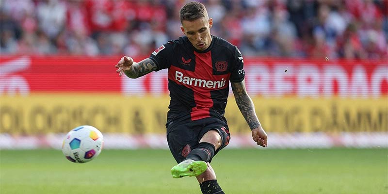 Hậu vệ trái hay Alex Grimaldo trong màu áo Leverkusen